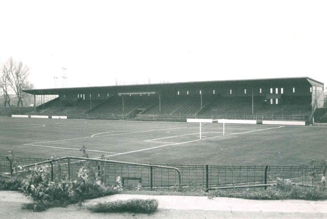 Blick über das Spielfeld auf die Tribüne