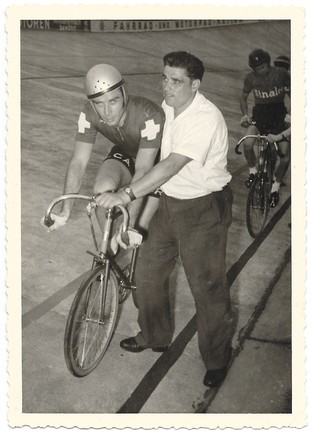 Foto: Hugo Koblet vor dem Start um 1955 (c) Siegbert Schmidt, Förderverein Radrennbahn Bielefeld e. V.