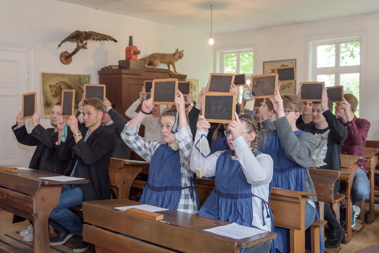 Schüler bei der Europa-Stunde am 18. Mai 2018 in der Alten Schule von Hiddenhausen. Foto: (c) Sören Pinsdorf, LWL-Medienzentrum